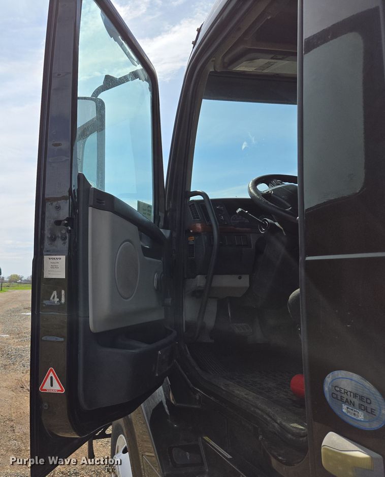 image for item EC0878 2012 Volvo VNL dump truck