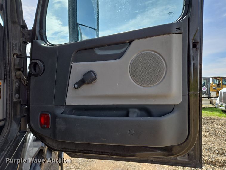 image for item EC0878 2012 Volvo VNL dump truck