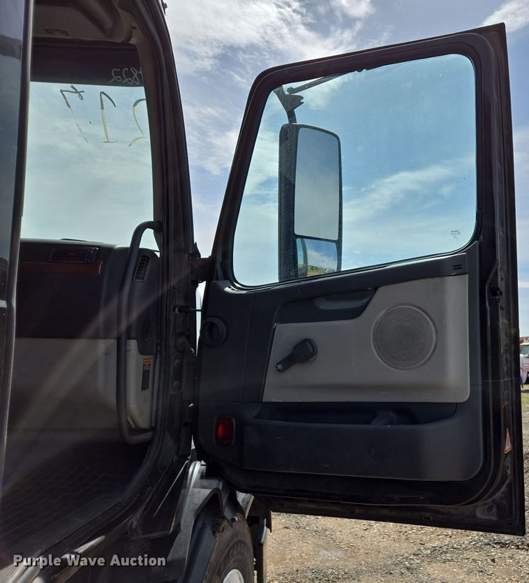 image for item EC0878 2012 Volvo VNL dump truck