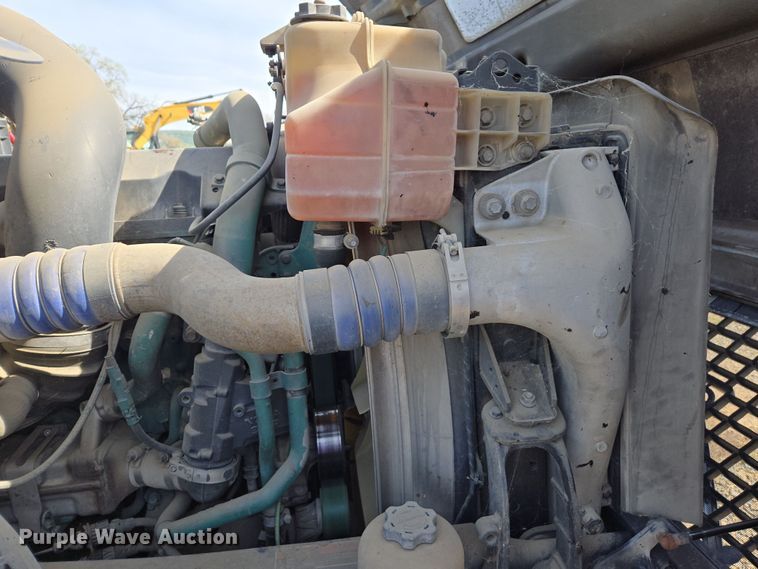 image for item EC0878 2012 Volvo VNL dump truck