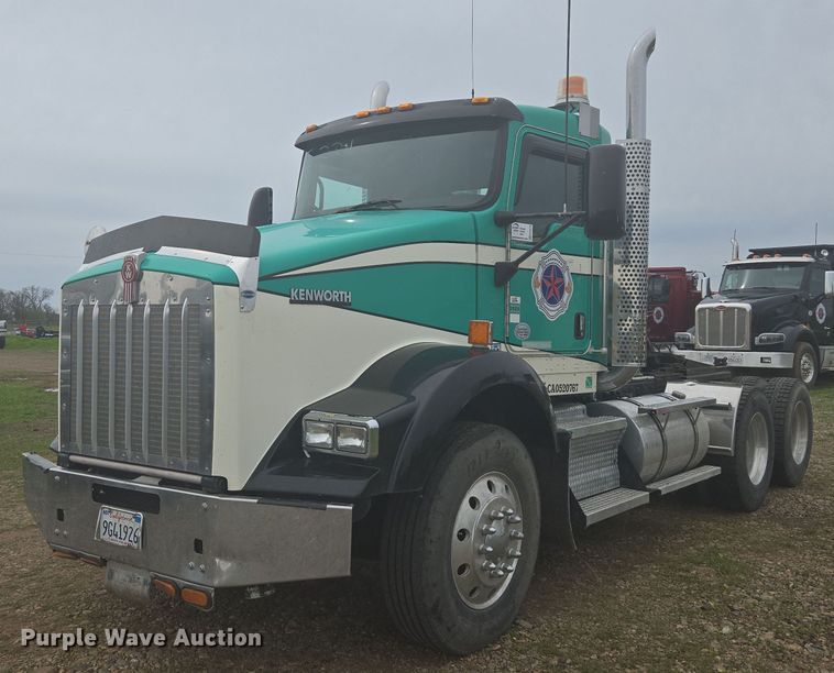 image for item EC0879 2011 Kenworth T800 semi truck