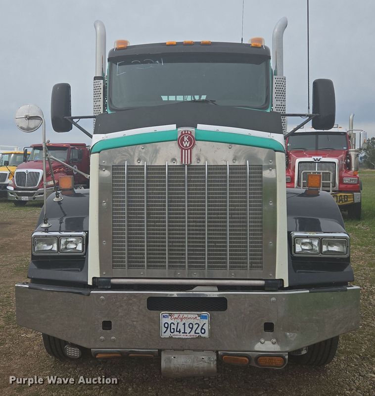 image for item EC0879 2011 Kenworth T800 semi truck
