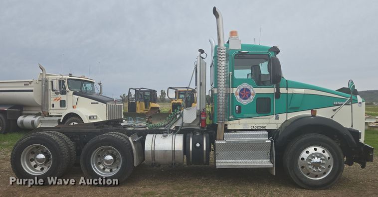 image for item EC0879 2011 Kenworth T800 semi truck
