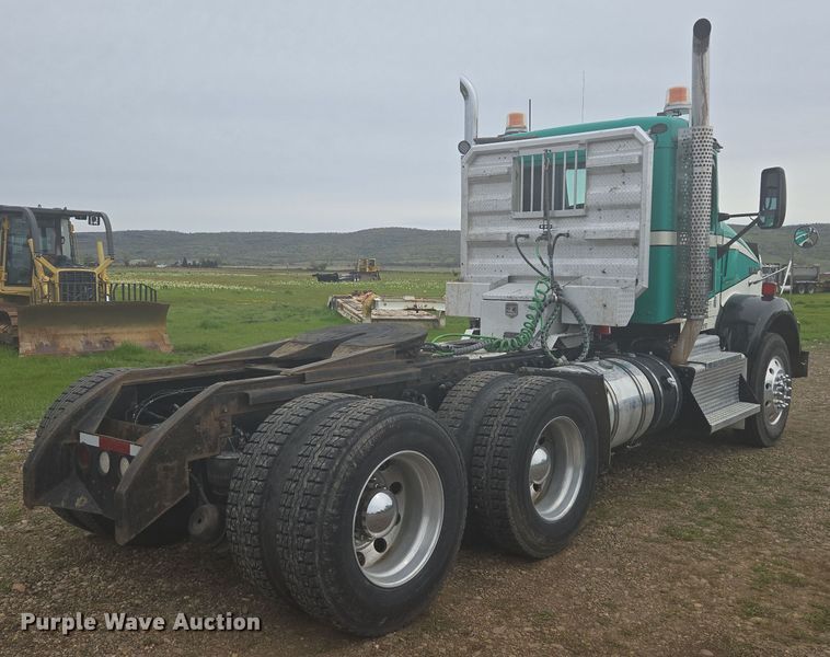 image for item EC0879 2011 Kenworth T800 semi truck