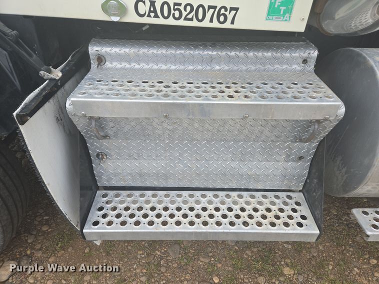 image for item EC0879 2011 Kenworth T800 semi truck