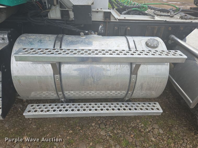 image for item EC0879 2011 Kenworth T800 semi truck