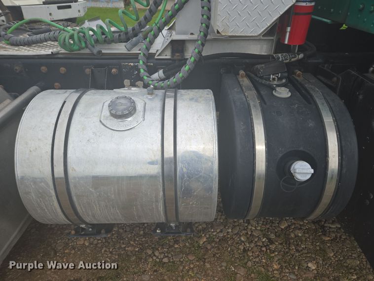 image for item EC0879 2011 Kenworth T800 semi truck