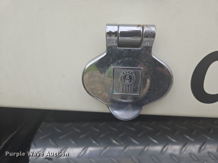 image for item EC0879 2011 Kenworth T800 semi truck