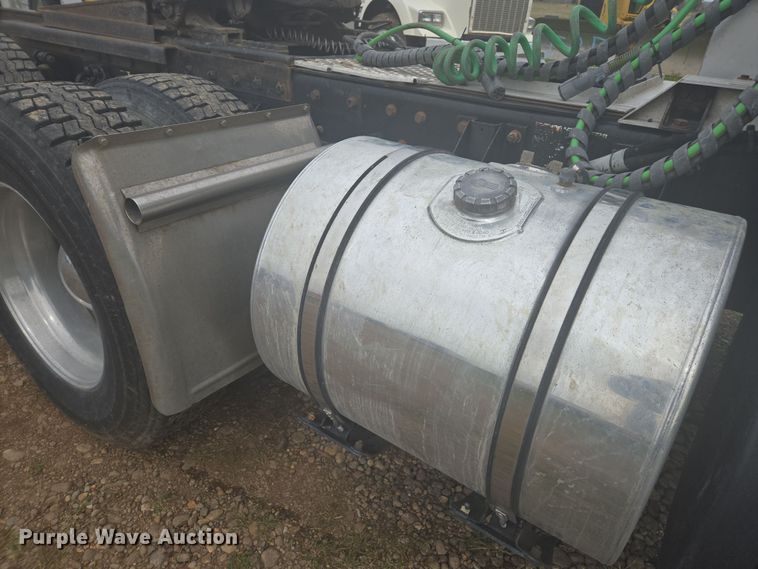 image for item EC0879 2011 Kenworth T800 semi truck