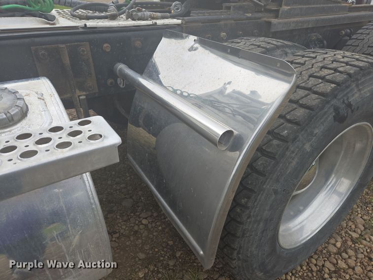 image for item EC0879 2011 Kenworth T800 semi truck