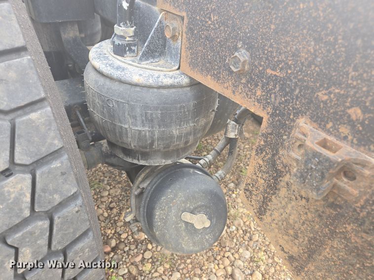 image for item EC0879 2011 Kenworth T800 semi truck