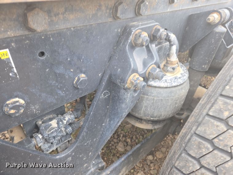 image for item EC0879 2011 Kenworth T800 semi truck