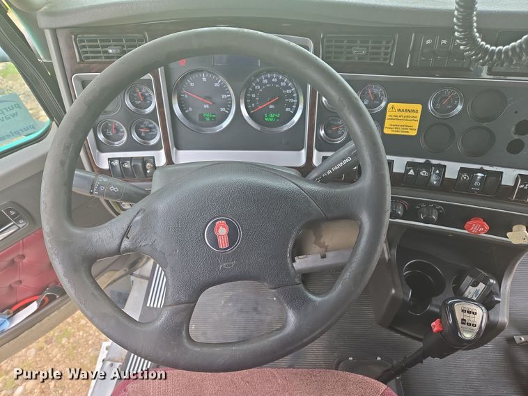 image for item EC0879 2011 Kenworth T800 semi truck