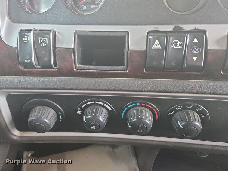 image for item EC0879 2011 Kenworth T800 semi truck