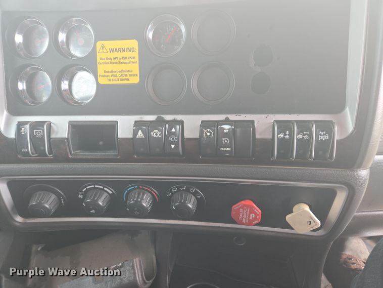 image for item EC0879 2011 Kenworth T800 semi truck