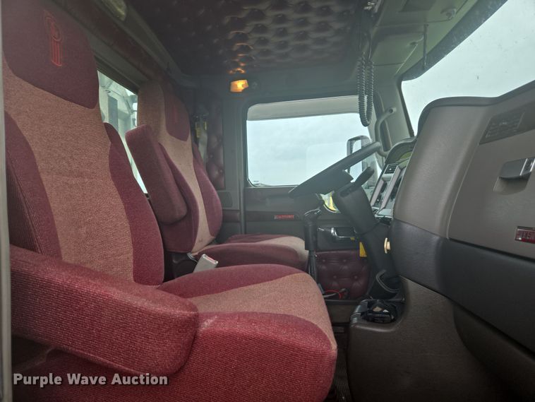 image for item EC0879 2011 Kenworth T800 semi truck