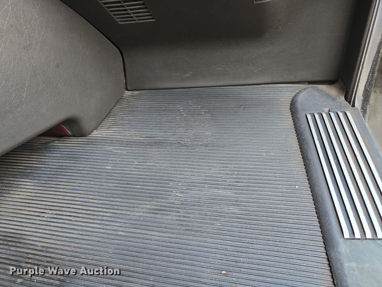 image for item EC0879 2011 Kenworth T800 semi truck