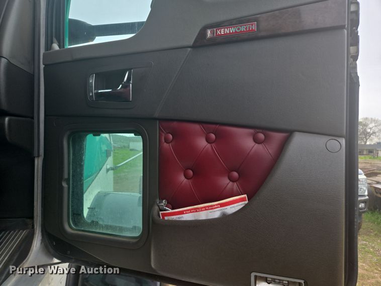 image for item EC0879 2011 Kenworth T800 semi truck