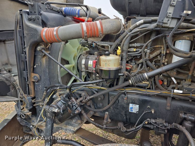 image for item EC0879 2011 Kenworth T800 semi truck