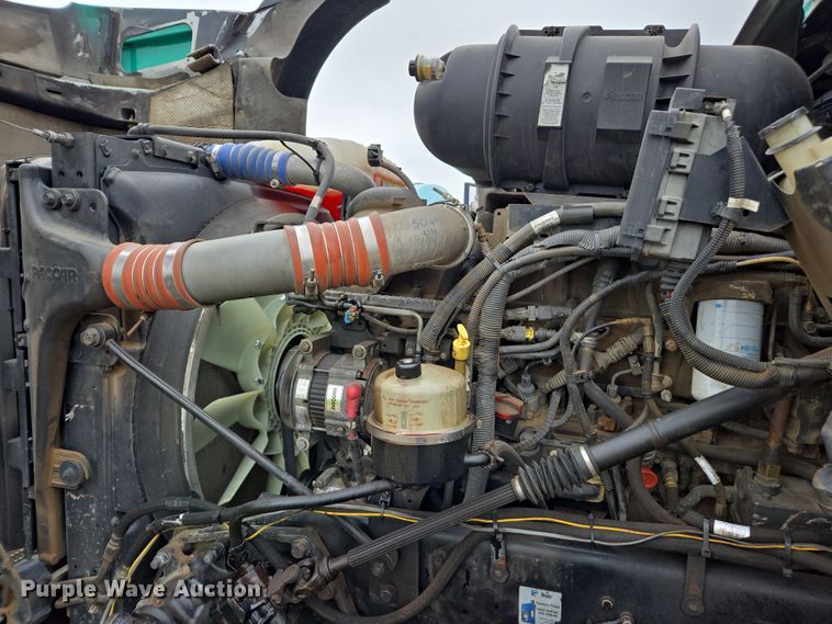 image for item EC0879 2011 Kenworth T800 semi truck