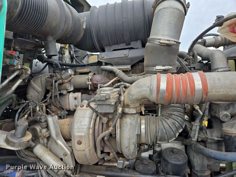 image for item EC0879 2011 Kenworth T800 semi truck