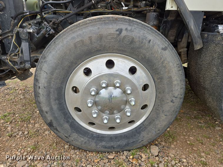 image for item EC0879 2011 Kenworth T800 semi truck