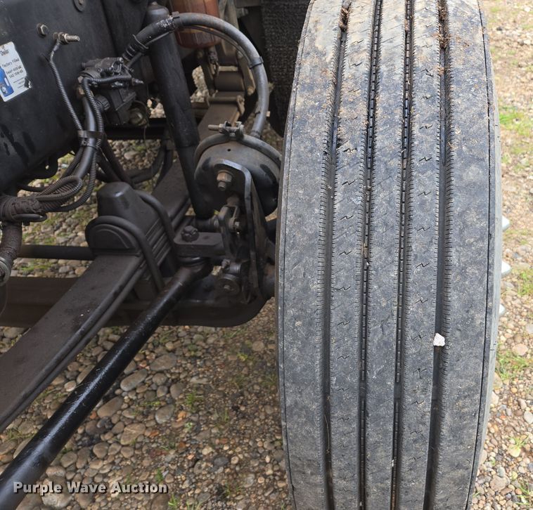 image for item EC0879 2011 Kenworth T800 semi truck