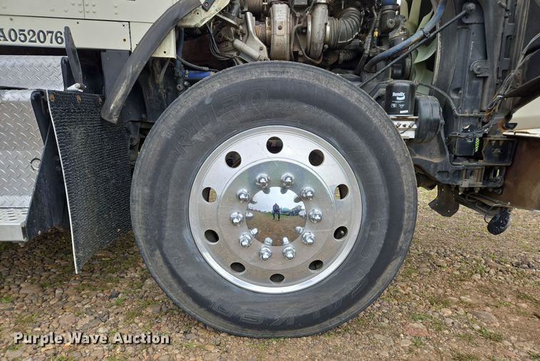 image for item EC0879 2011 Kenworth T800 semi truck