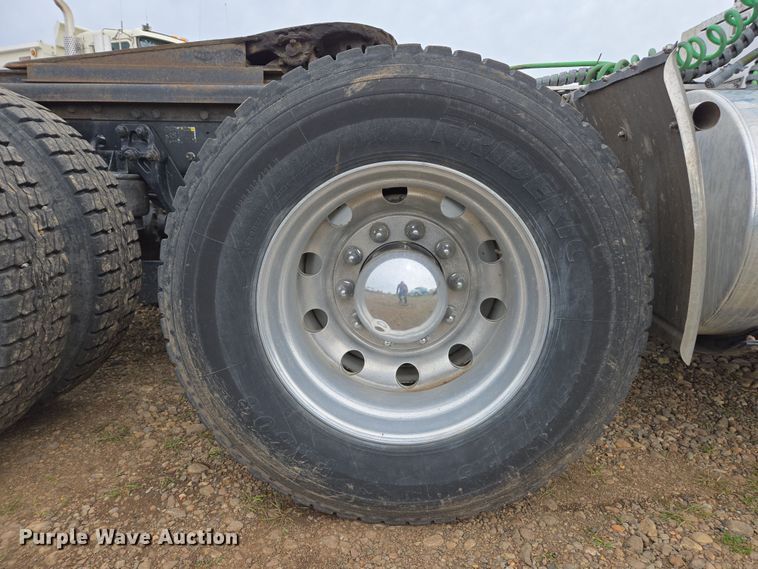 image for item EC0879 2011 Kenworth T800 semi truck