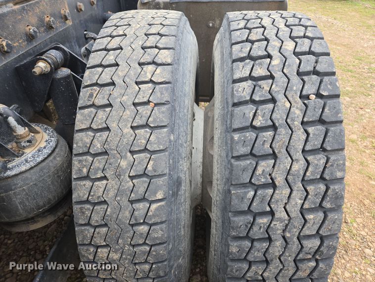 image for item EC0879 2011 Kenworth T800 semi truck