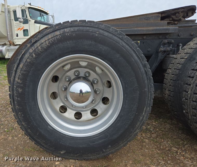 image for item EC0879 2011 Kenworth T800 semi truck