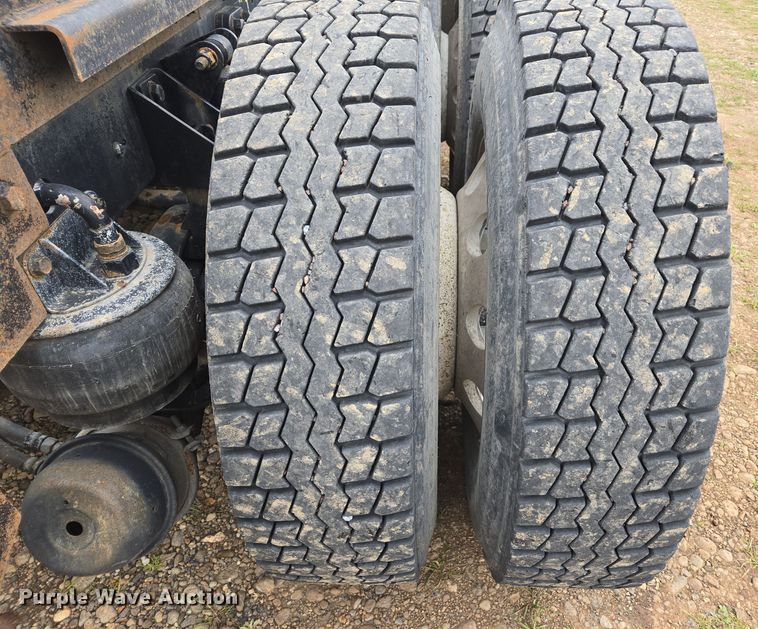 image for item EC0879 2011 Kenworth T800 semi truck