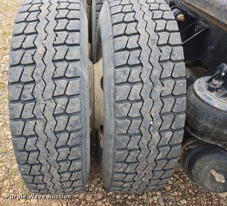 image for item EC0879 2011 Kenworth T800 semi truck