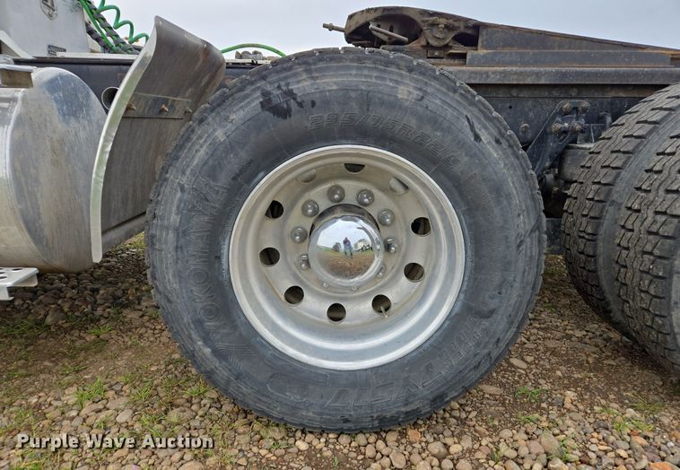 image for item EC0879 2011 Kenworth T800 semi truck