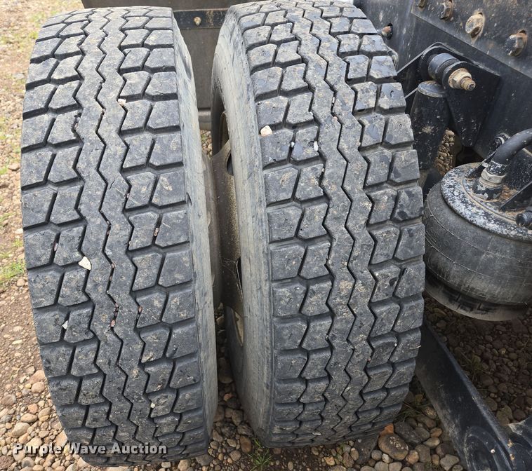 image for item EC0879 2011 Kenworth T800 semi truck