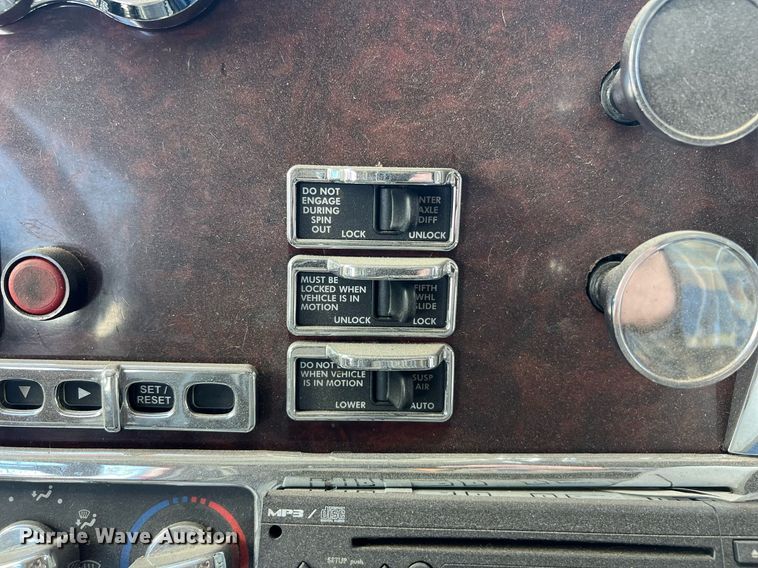 image for item ED2481 2010 Freightliner Coronado semi truck