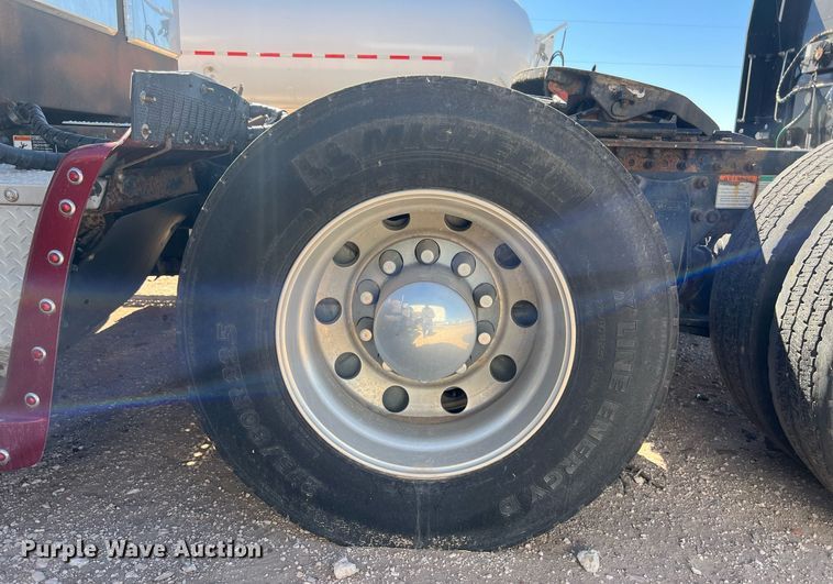 image for item ED2481 2010 Freightliner Coronado semi truck