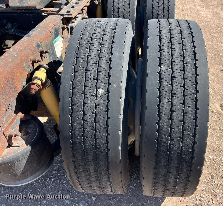 image for item ED2481 2010 Freightliner Coronado semi truck