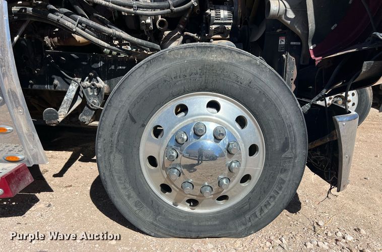 image for item ED2481 2010 Freightliner Coronado semi truck