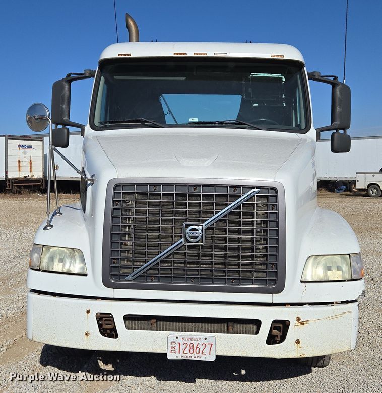 image for item ED3999 2004 Volvo VNM42T semi truck