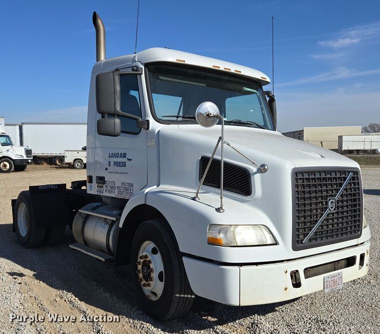 image for item ED3999 2004 Volvo VNM42T semi truck