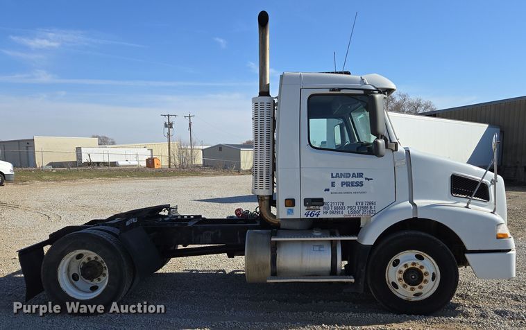 image for item ED3999 2004 Volvo VNM42T semi truck