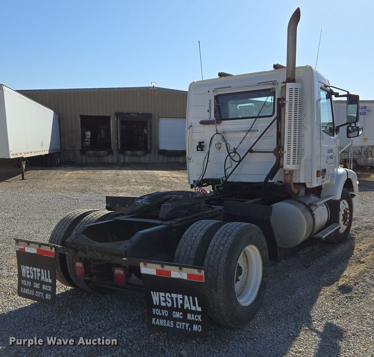 image for item ED3999 2004 Volvo VNM42T semi truck