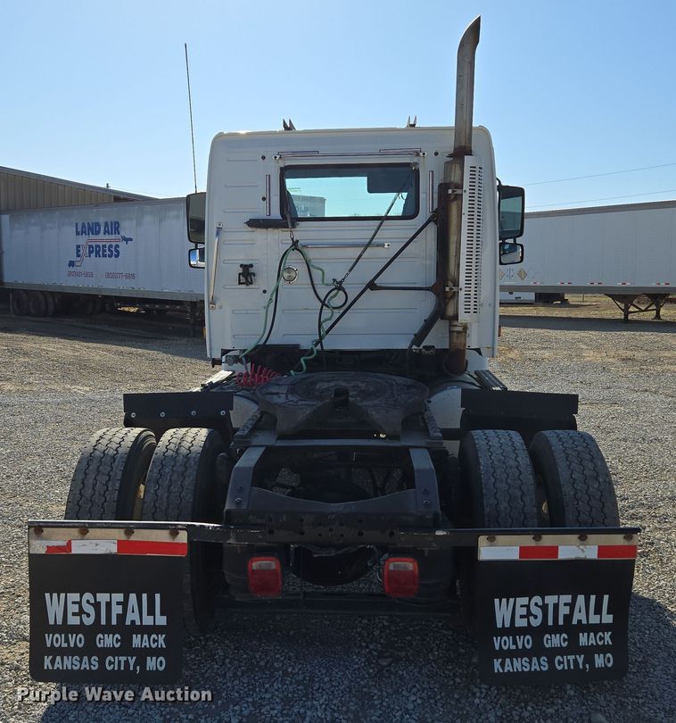 image for item ED3999 2004 Volvo VNM42T semi truck