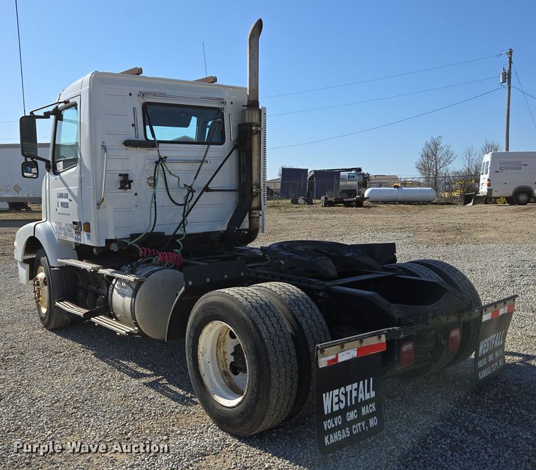 image for item ED3999 2004 Volvo VNM42T semi truck