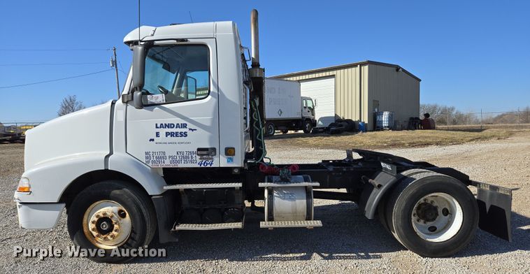 image for item ED3999 2004 Volvo VNM42T semi truck