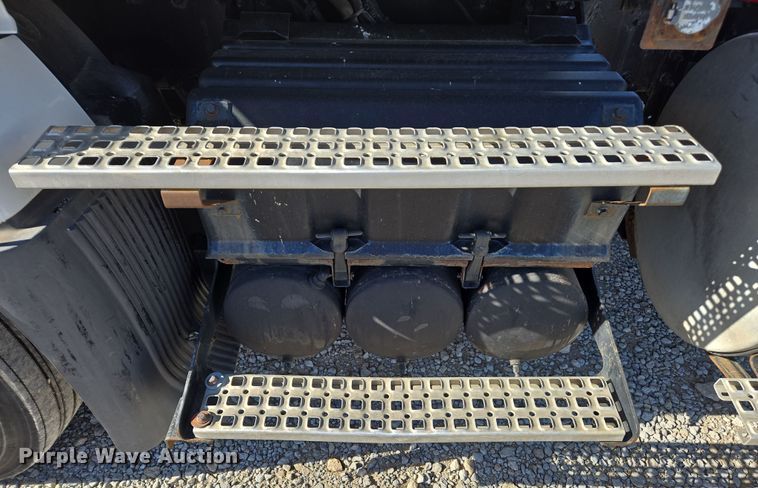 image for item ED3999 2004 Volvo VNM42T semi truck