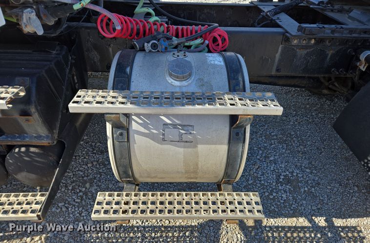 image for item ED3999 2004 Volvo VNM42T semi truck