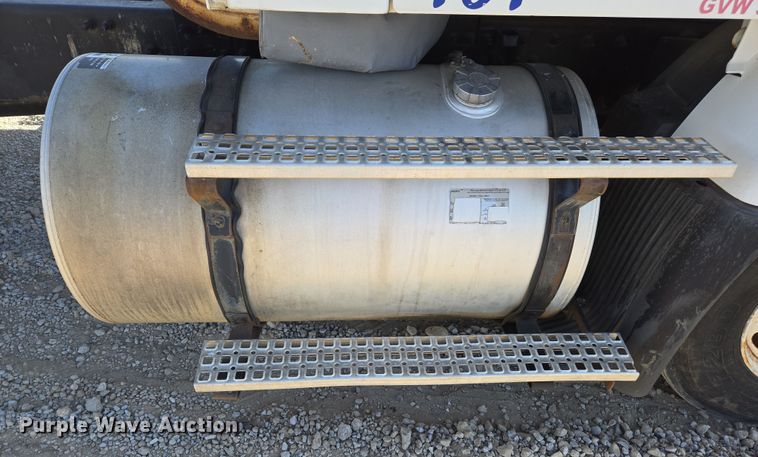 image for item ED3999 2004 Volvo VNM42T semi truck