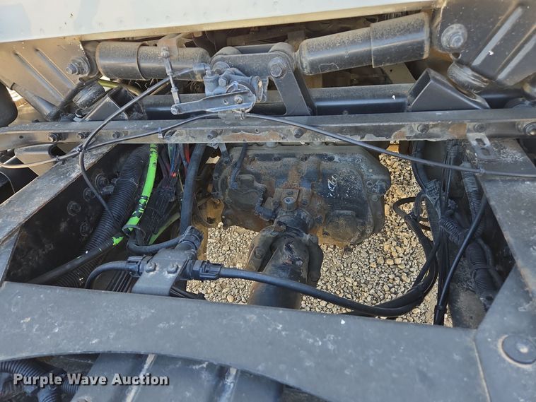 image for item ED3999 2004 Volvo VNM42T semi truck